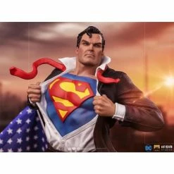 Iron Studios DC Comics Clark Kent 1/10 Deluxe Art Scale Statue