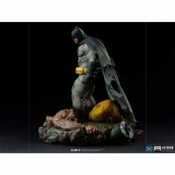 Iron Studios The Dark Knight Returns Batman 1/6 Scale Diorama Statue
