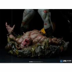 Iron Studios The Dark Knight Returns Batman 1/6 Scale Diorama Statue